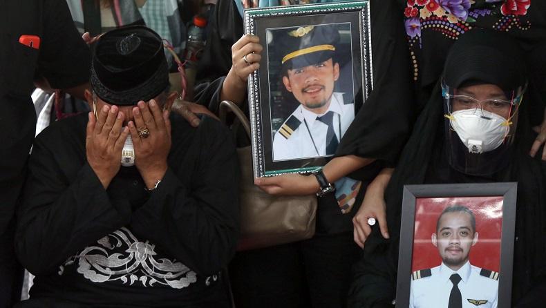 Isak Tangis Warnai Pemakaman Co-Pilot NAM Air Fadly Satriyanto di Surabaya