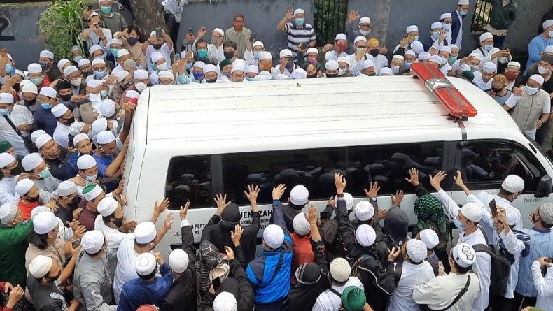 Ribuan Jemaah Berdesakan Berebut Peluk Ambulans Pembawa Jenazah Habib Ali