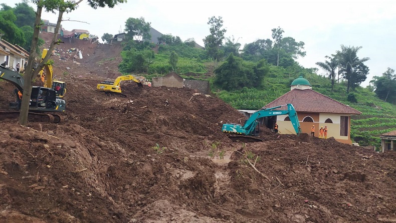 Kerahkan 4 Alat Berat, Tim SAR Gabungan Cari 15 Korban Longsor Cimanggung