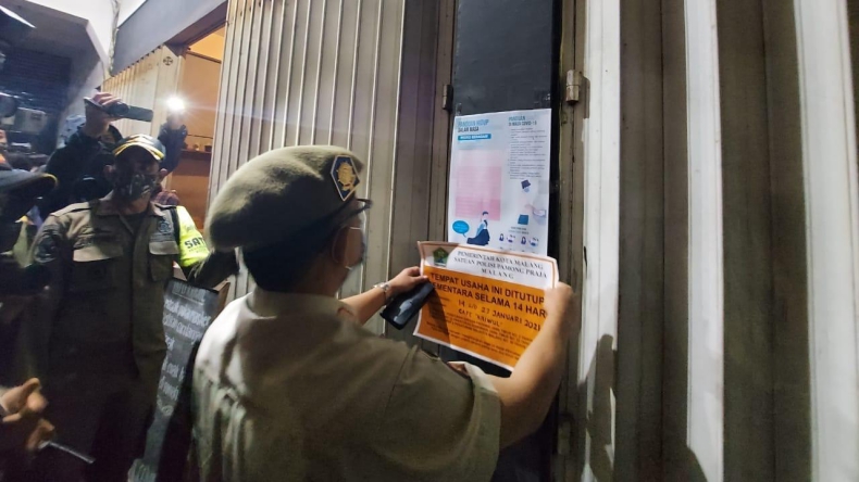 Langgar Jam Operasional, Kedai Kopi di Malang Disegel Satpol PP