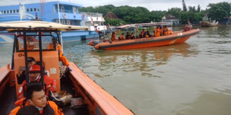 Tim SAR Jelajahi Perairan Jepara, Cari 12 Nelayan Korban Kapal Tabrakan