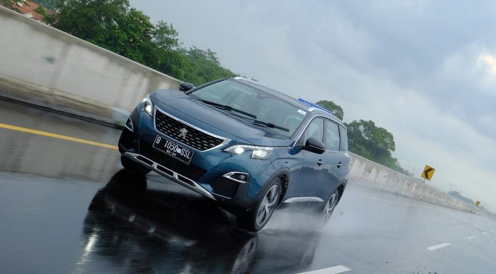 Tips Menghindari Mobil Cepat Kusam di Musim Hujan 