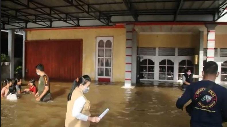 Banjir di Landak, Pemkab Salurkan 2,2 Ton Beras untuk 6 Desa
