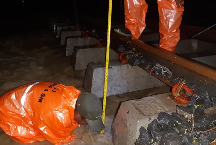 Banjir Rendam Jalur KA Stasiun Brumbung-Tanggung Sepanjang 400 Meter, Rute Perjalanan Dialihkan