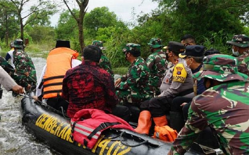 Pakai Perahu Karet, Panglima TNI Hadi Tjahjanto dan Gubernur Kalsel Terjang Banjir