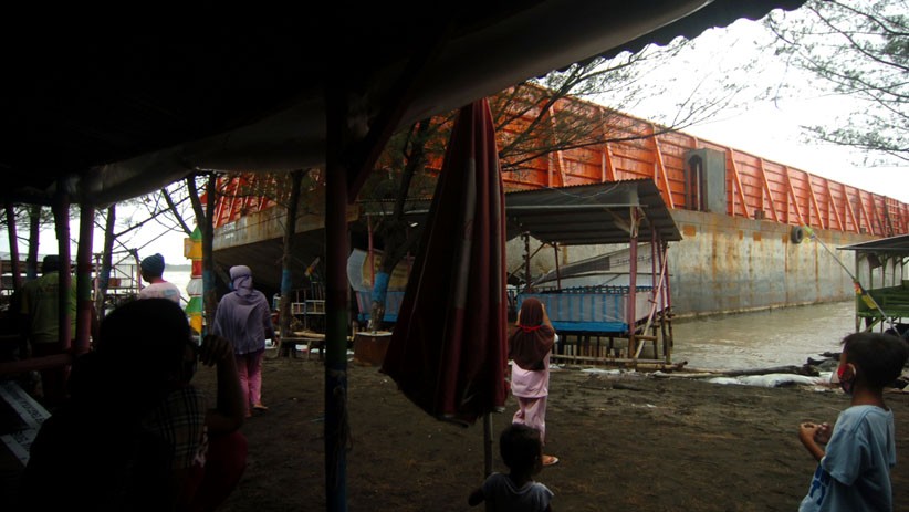 Cuaca Ekstrem di Perairan Utara Jawa Tengah, 3 Kapal Tongkang Terhempas Ombak