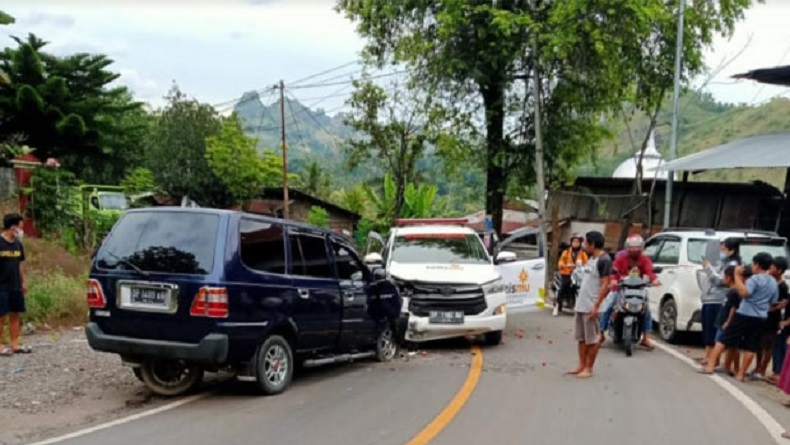 Ambulans Lazismu Angkut Logistik Korban Gempa Mamuju Kecelakaan di Enrekang