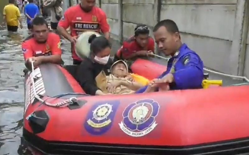Dipangku Cucu, Nenek Usia 101 Tahun Korban Banjir Kalsel Dievakuasi
