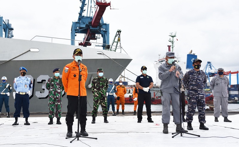 Cuaca Kurang Mendukung, Tim SAR Evakuasi 4 Kantong dan 1 Serpihan Besar Sriwijaya Air SJ 182