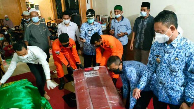 Jenazah Khasanah dan Makrufatul, Ibu-Anak Korban Sriwijaya Air Tiba di Pontianak