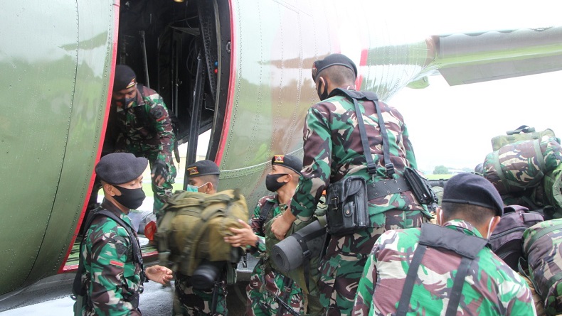 Evakuasi Korban Gempa Sulbar, TNI Evakuasi Ibu Baru Melahirkan Tertimpa Reruntuhan