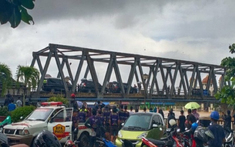 Jokowi Pantau Banjir di Banjar dari Atas Jembatan