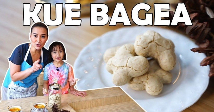 Seru, Mami Vanty Bikin Kue Bagea Dibantu sang Anak