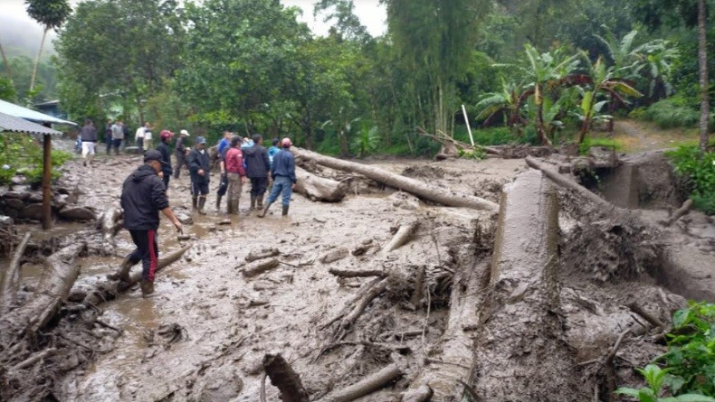 Banjir Bandang Kawasan Puncak Bogor Disebabkan Air Sungai Cisampay Meluap