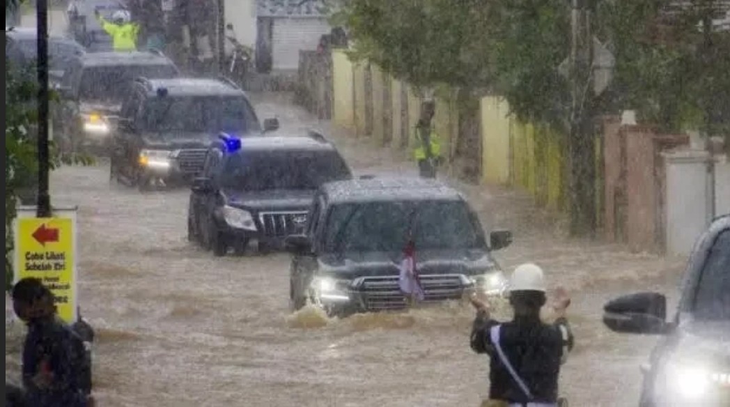 Mobil Presiden Jokowi Terobos Banjir, Ini Kata Pakar Otomotif 