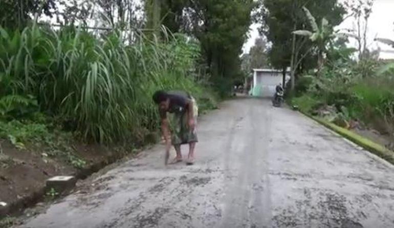 Hujan Abu Guyur Dua Kecamatan di Lereng Gunung Merapi