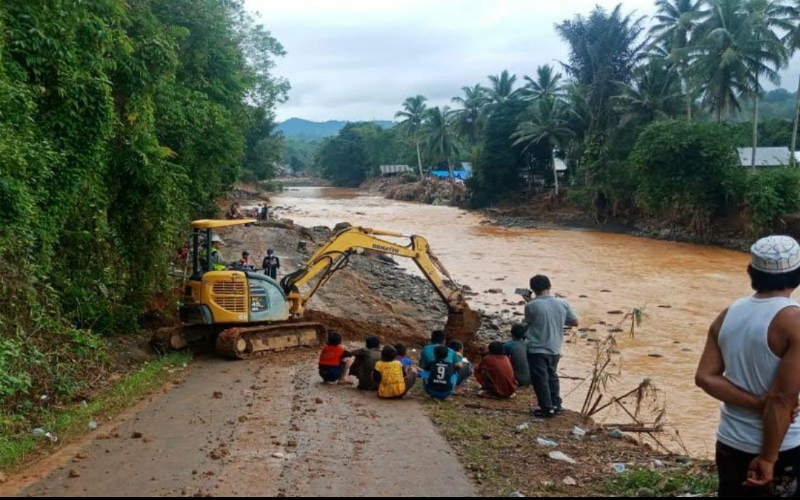 Pemkab Barut Turunkan Ekskavator Buka Akses Jalan Terputus di Kalsel