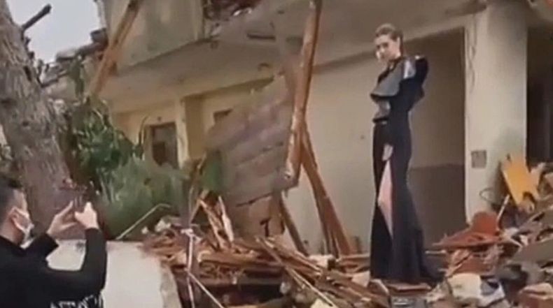 Model Seksi Ini Dikecam karena Pose di Reruntuhan Bangunan untuk Kampanye Kesadaran Gempa
