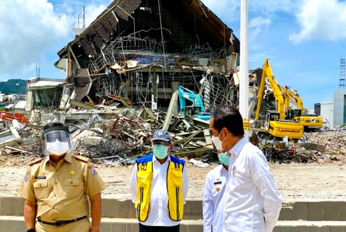 Jokowi Tinjau Kantor Gubernur Sulbar Rusak akibat Gempa