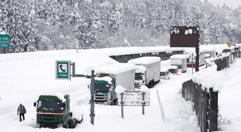 134 Mobil Tabrakan Beruntun di Jalan Tol Jepang Dipicu Salju, 1 Orang Tewas dan 200 Terjebak