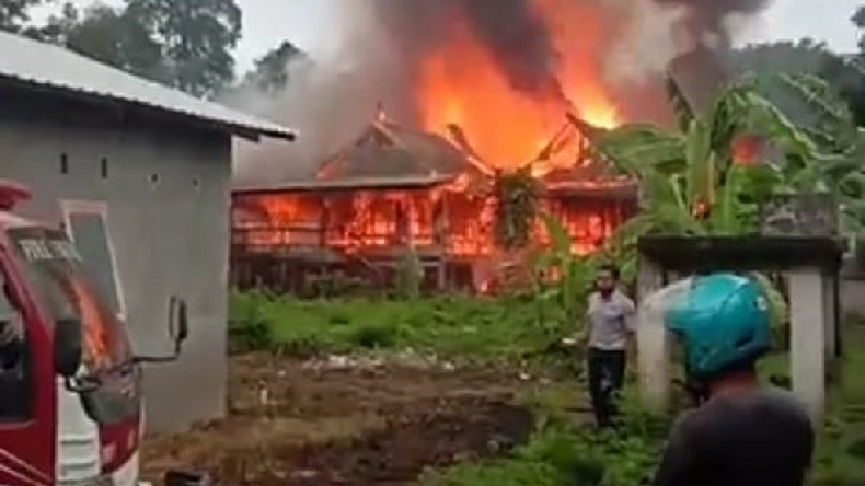 3 Rumah Warga di Soppeng Terbakar, 5 Mobil Damkar Diterjunkan ke Lokasi