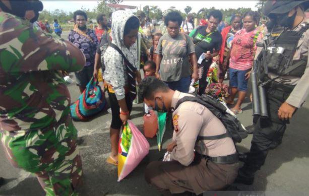 Dikawal Ketat TNI-Polri, Warga Kampung Banti Tembagapura Dipulangkan setelah 10 Bulan Mengungsi
