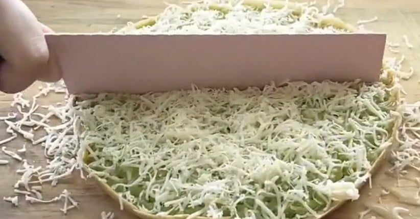 Cara Membuat Martabak Manis Pandan Keju Lumer, Lembut Bikin Ketagihan