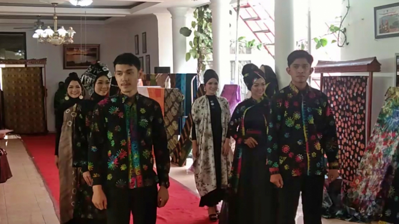 Terinspirasi Covid, Perajin Batik di Pesisir Selatan Buat Batik Korona