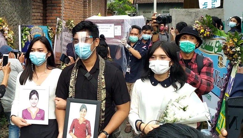 Tangis Keluarga Sambut Kedatangan Jenazah Pramugari Sriwijaya Air Mia Tresetyani di Bali