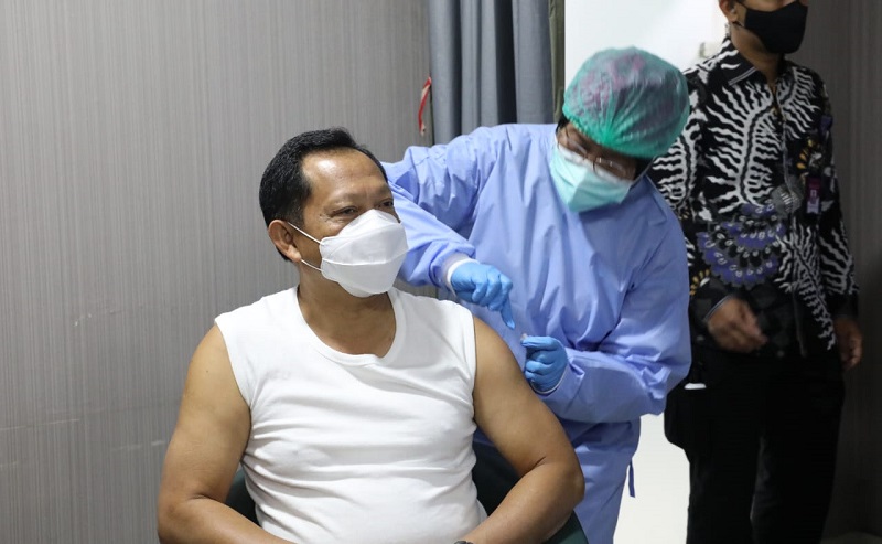 Mendagri Tito Karnavian dan Menteri Desa Divaksin Covid-19 di RSPAD