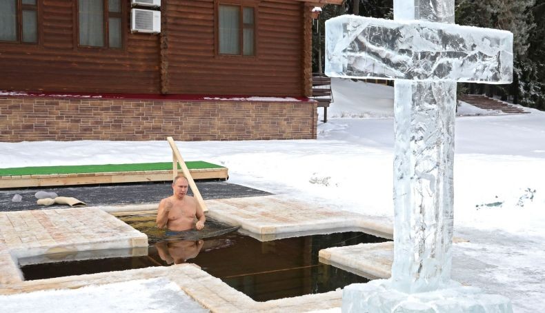 Ritual Kristen Ortodoks, Presiden Putin Berendam di Air Es hanya Pakai Celana Renang