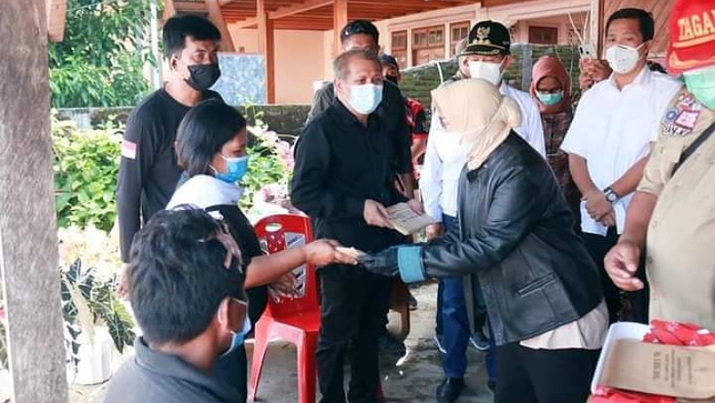 Mensos  Risma Kunjungi Korban Banjir dan Longsor di Manado