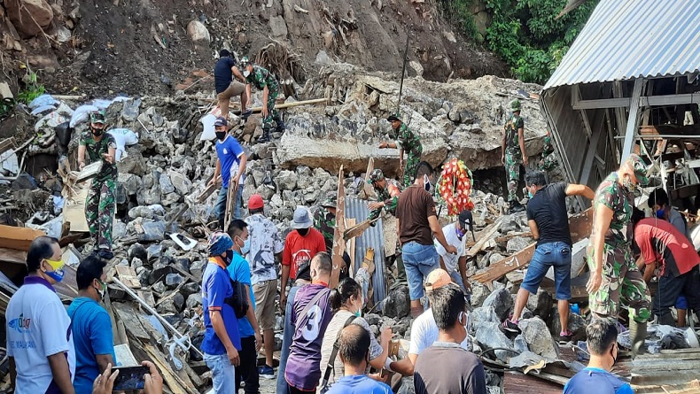 Danramil 1309-03/WSM Pimpin Kerja Bakti di Lokasi Tanah Longsor Malalayang Manado