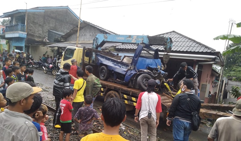 Nekat Parkir Pinggir Rel Bogor, Mobil Ringsek Diserempet Kereta