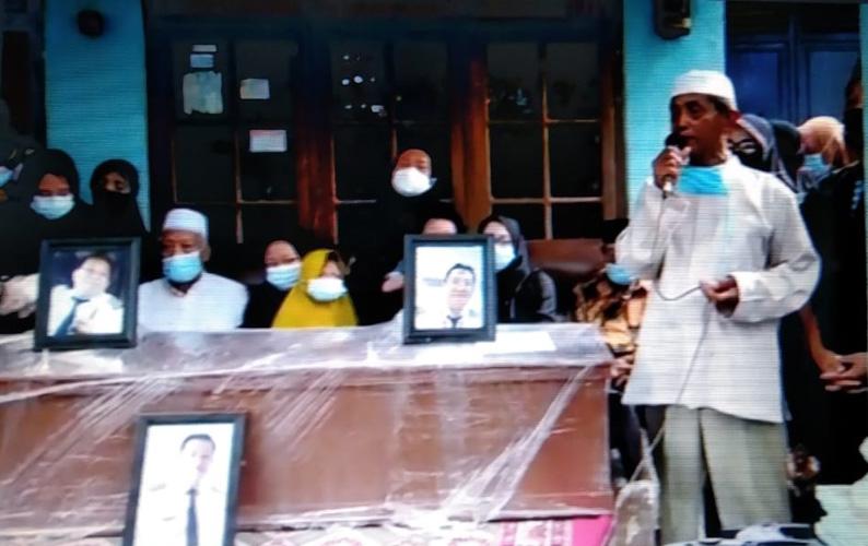 Tangis Keluarga dan Warga Iringi Pemakaman Jenazah Pilot NAM Air di Pekalongan