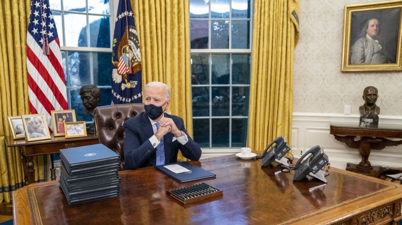Joe Biden Singkirkan Peninggalan Donald Trump di Ruang Oval Gedung Putih