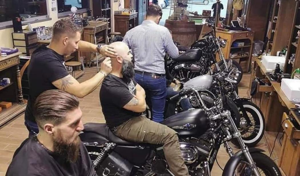 Unik, Barberhop Ini Tawarkan Sesasi Cukur Rambut di Atas Motor Harley Davidson 
