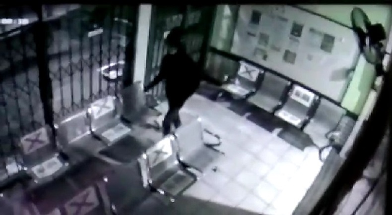 Terekam CCTV, Pembobolan Klinik Milik Dokter Timnas di Bekasi