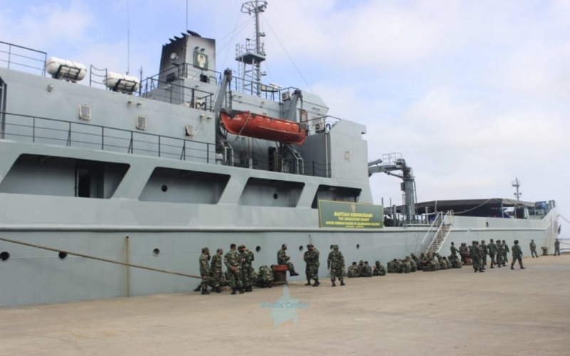 Angkut Bantuan Banjir dari Kasad, KRI ADRI-50 Tiba di Banjarmasin