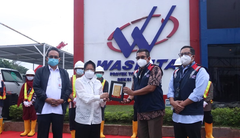 Mensos Risma Antar 15 Pemulung Bekerja di Waskita Karya 