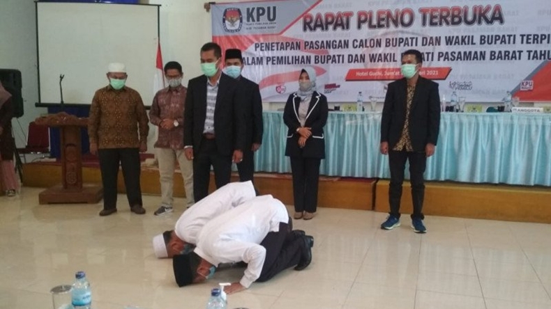 Sujud Syukur Bupati dan Wakil Bupati Terpilih Pasaman Barat