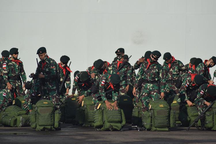 Kontak Tembak KKB di Intan Jaya, Prajurit TNI Pratu Roy Vebrianto Gugur Tertembak di Dada