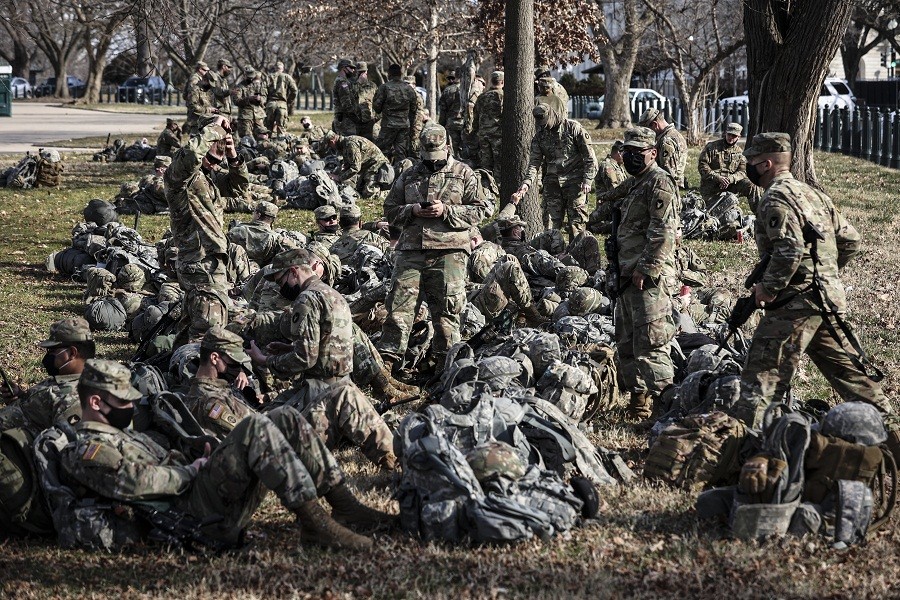 Tentara Pengawal Pelantikannya Tidur di Area Parkir, Joe Biden Minta Maaf