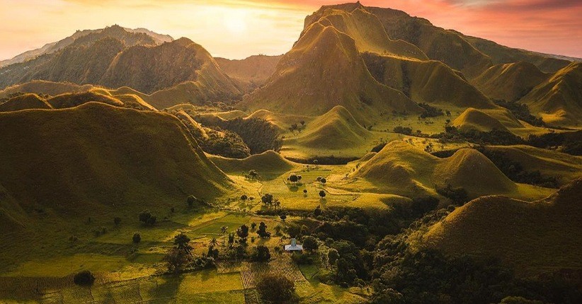 Menjelajahi Negeri Seribu Bukit Sumba, Terpikat Hamparan Rumput Mondu Mirip Permadani