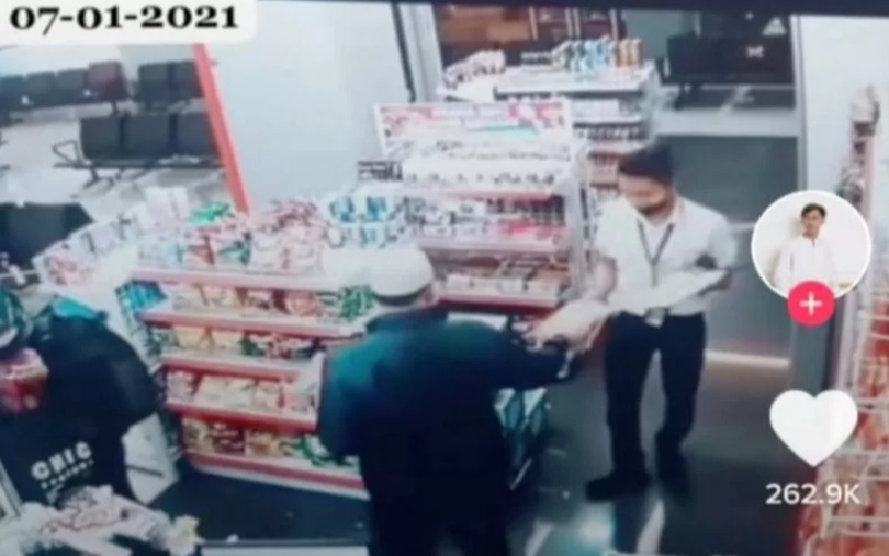 Kebaikan Kapten Afwan Terekam CCTV Minimarket di Padang, Kasih Jajanan ke Pegawai Toko