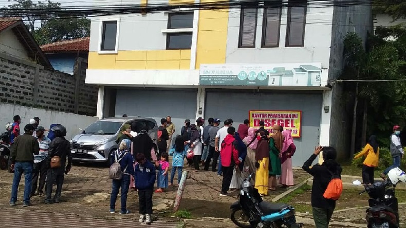Desak Bangun TPT dan Drainase, Warga SBG Cimanggung Segel Kantor Pengembang