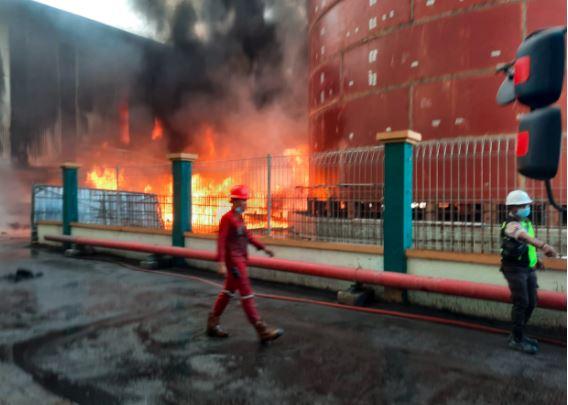 Kilang Minyak di Pelabuhan Teluk Bayur Padang Terbakar