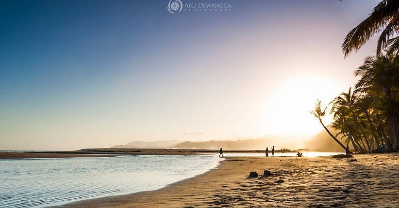 Menjelajahi Pantai Soge Pacitan, Terlihat Indah Menyatu dengan Danau Alami