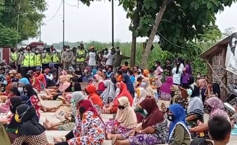 Puluhan Emak-Emak di Mojokerto Adang Truk Sampah Masuk TPA, Protes Bau Tak Sedap