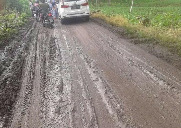 Waspada, Jalan Berlumpur di Pamotan-Gambiran Rembang Rawan Kecelakaan 